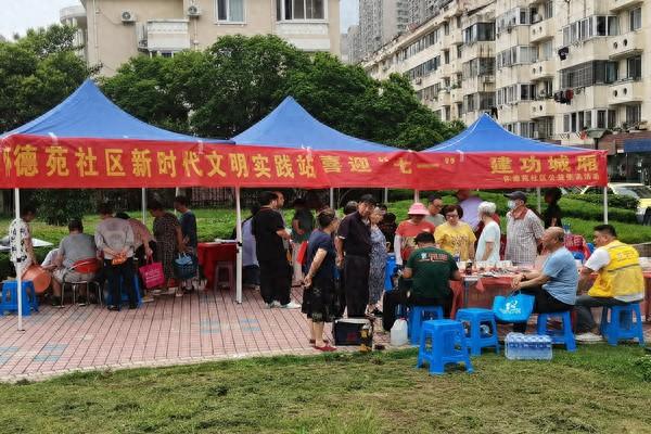 怀德苑社区开展“喜迎七一建功城厢”便民集市活动