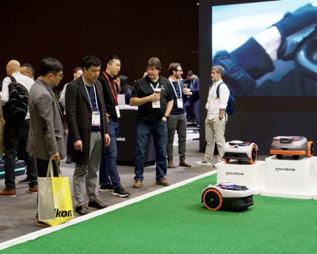 星空智能科技：CES2024：九号公司全新智能割草机、新物种E-bike成焦点(图2)