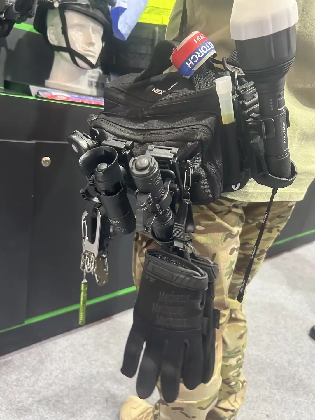 多功能灯、武器灯、机械棍、战术手电全面专业的特种装备集中亮相2024警用反恐装备展(图3)