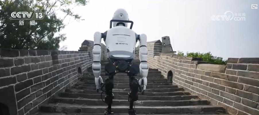 星空体育科技:科技竞争和经济发展新引擎人形机器人“跑步”入场