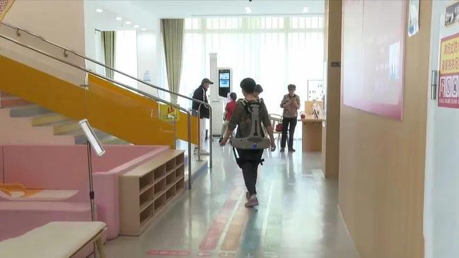 星空体育智能科技：上海公司官宣：2个月后首发！家用外骨骼机器人每台仅4~8千元…记者实测：腰太省力(图1)