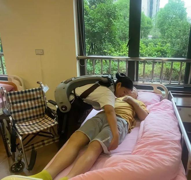 星空体育智能科技：上海公司官宣：2个月后首发！家用外骨骼机器人每台仅4~8千元…记者实测：腰太省力(图2)