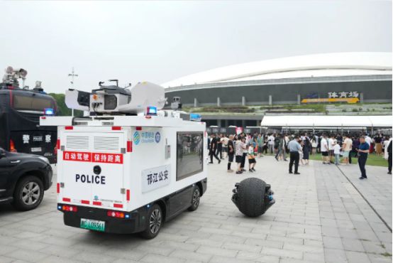 “球形战警”亮相苏超！机器人“智”绘生活(图2)