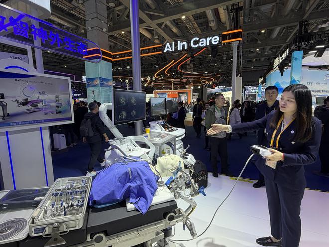 进博观察：AI与脑机接口齐飞“最卷展区”上演未来照进现实(图2)