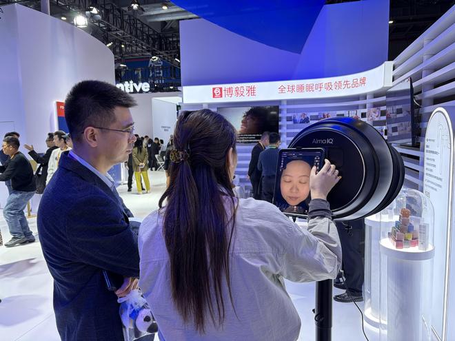 进博观察：AI与脑机接口齐飞“最卷展区”上演未来照进现实(图1)