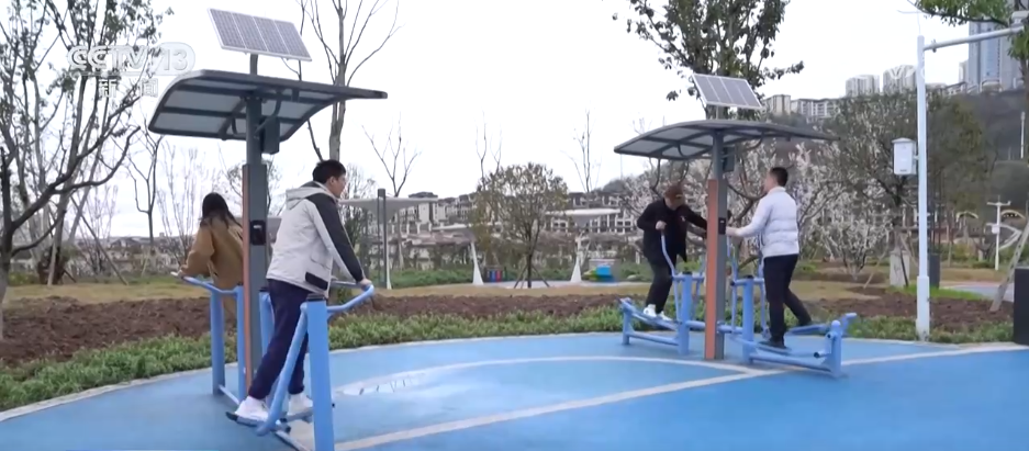 AI+体育公园未来感拉满！智能健身器材让群众运动增添“科技范儿”(图1)