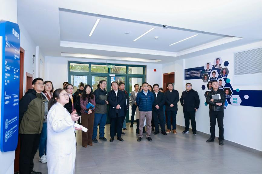 学校召开2025年度大型仪器设备开放共享交流会“同仪智擎”大型仪器AI大模型发布(图4)