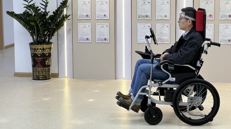 用“意念”控制轮椅行动广货科技助残抢滩万亿市场