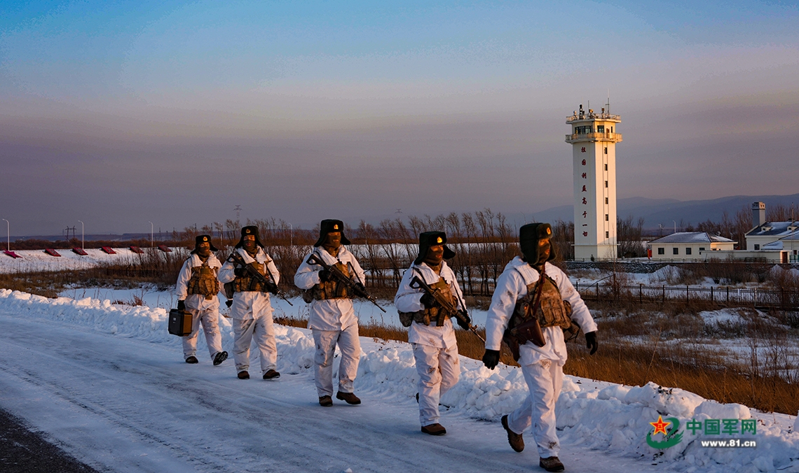 新春走军营东极哨所的兵守着第一缕朝阳